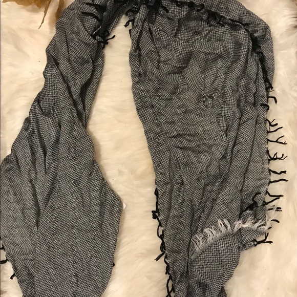 🔥New! BCBGeneration chic scarf/ pashmina wrap🔥 - Picture 4 of 5